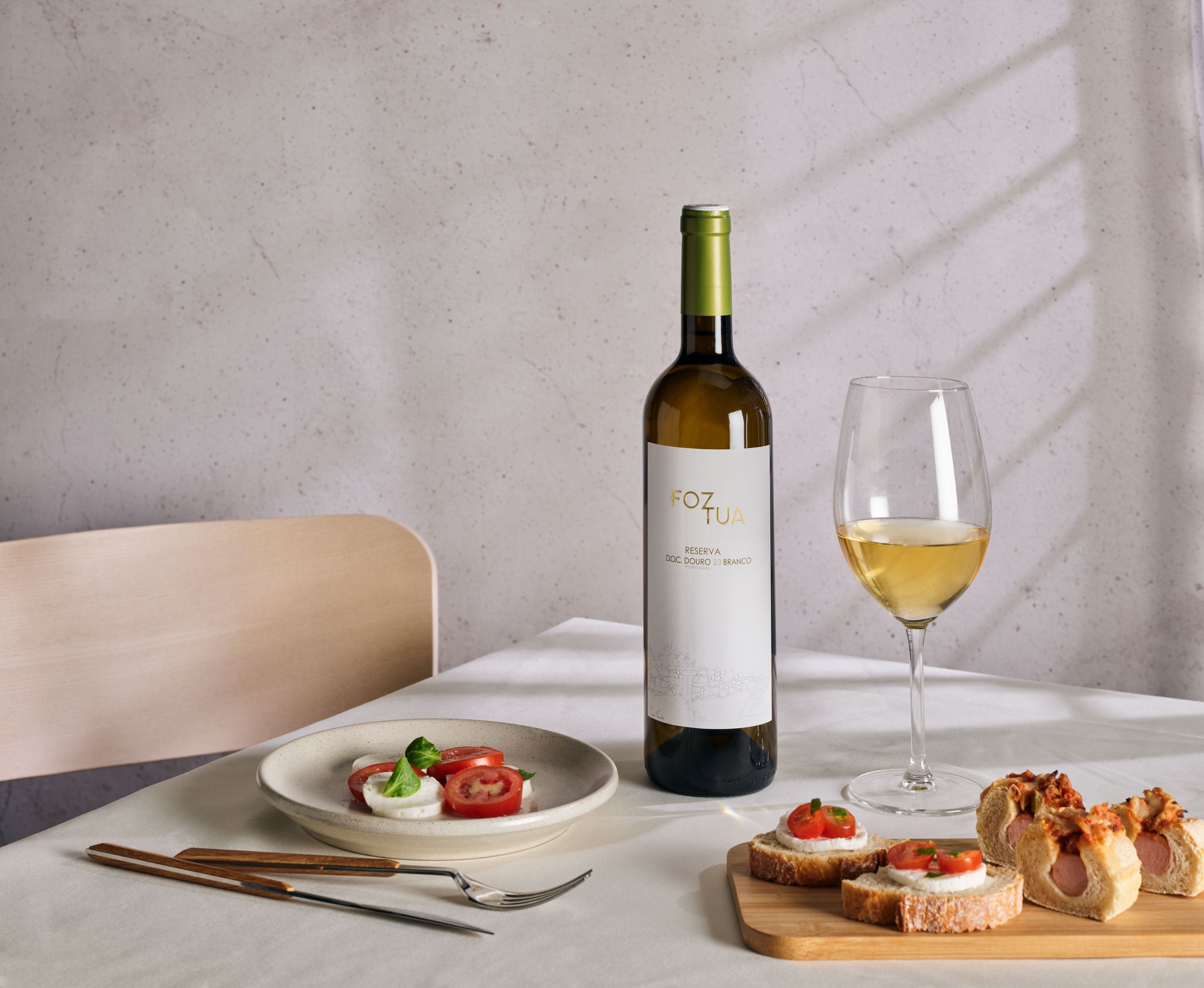 FozTua Reserva Branco numa mesa